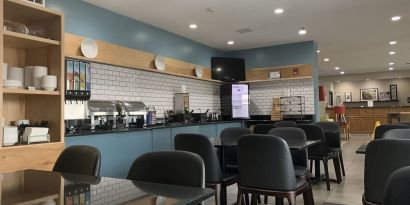 Dining and coworking space at Country Inn & Suites By Radisson, Chicago O'Hare South.