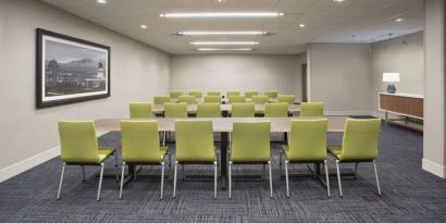 Professional meeting room at Holiday Inn Express & Suites Yorkville.