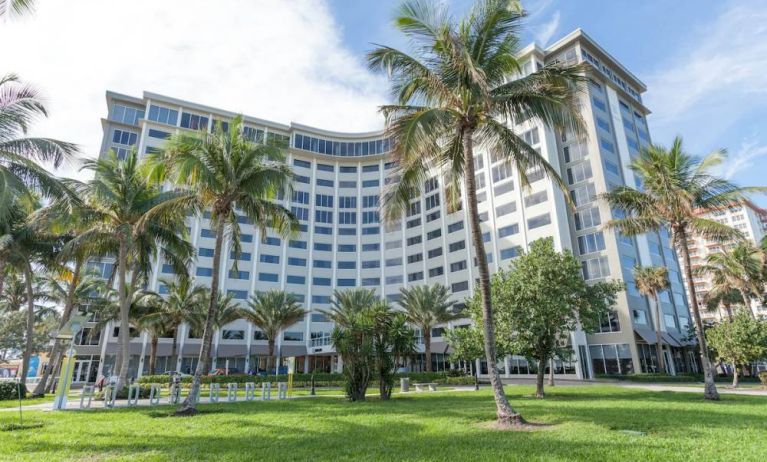 Sonesta Fort Lauderdale Beach’s exterior has extensive greenery, including numerous palm trees.