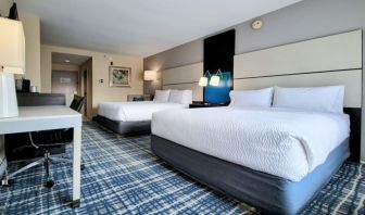 Queen room with work space at Holiday Inn Belcamp - Aberdeen Area.