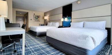 Queen room with work space at Holiday Inn Belcamp - Aberdeen Area.