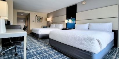 Queen room with work space at Holiday Inn Belcamp - Aberdeen Area.