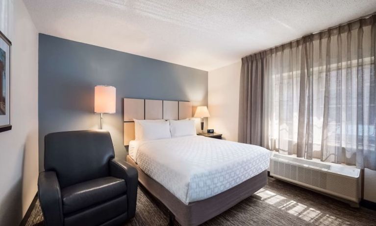 Day use room with natural light at Sonesta Simply Suites Detroit Warren.