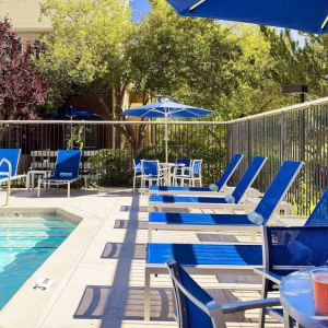 Sonesta ES Suites Flagstaff’s outdoor pool has both sun loungers and shaded seating close at hand.