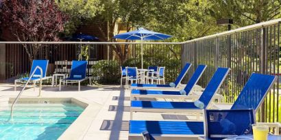 Sonesta ES Suites Flagstaff’s outdoor pool has both sun loungers and shaded seating close at hand.