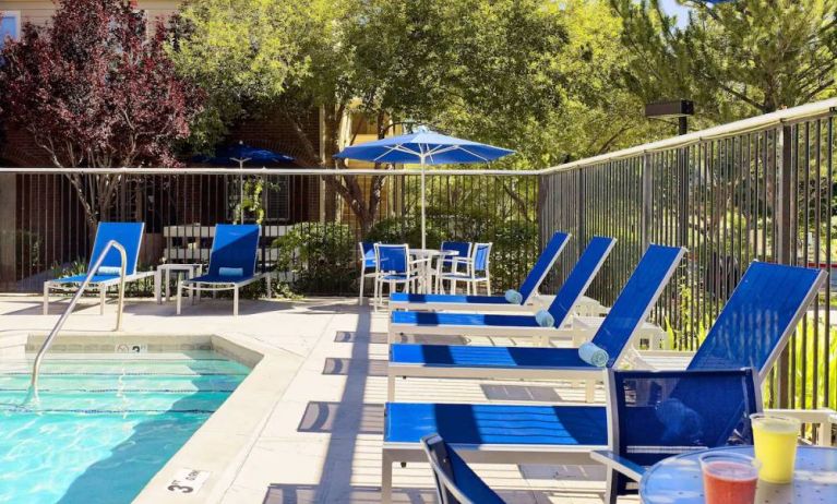 Sonesta ES Suites Flagstaff’s outdoor pool has both sun loungers and shaded seating close at hand.