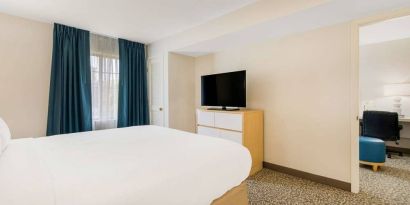 Double bed guest room in Sonesta ES Suites Charlotte Arrowood, including window and television.