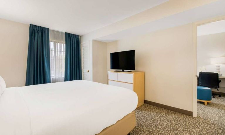 Double bed guest room in Sonesta ES Suites Charlotte Arrowood, including window and television.