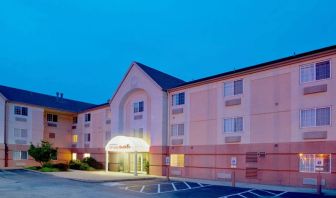 Sonesta Simply Suites Pittsburgh Airport’s exterior includes a covered entrance, pleasant greenery, and parking spaces.