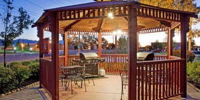 Sonesta Simply Suites Salt Lake City Airport’s gazebo comes with barbecue facilities and tables and chairs, making it perfect for outdoor dining or co-working.