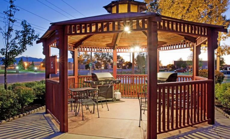 Sonesta Simply Suites Salt Lake City Airport’s gazebo comes with barbecue facilities and tables and chairs, making it perfect for outdoor dining or co-working.