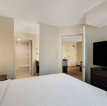 Double bed guest room in Sonesta ES Suites Parsippany Morris Plains, featuring ensuite bathroom and large television.