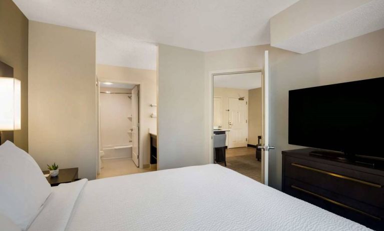 Double bed guest room in Sonesta ES Suites Parsippany Morris Plains, featuring ensuite bathroom and large television.