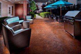 Sonesta ES Suites Birmingham Homewood’s patio has barbecue facilities in addition to a mix of armchair and sofa seating, and shaded tables and chairs.