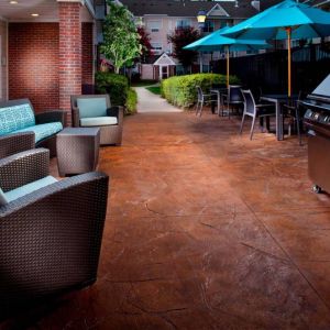 Sonesta ES Suites Birmingham Homewood’s patio has barbecue facilities in addition to a mix of armchair and sofa seating, and shaded tables and chairs.