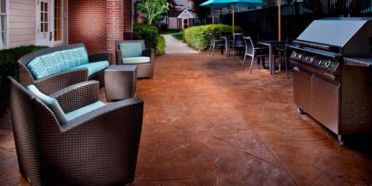 Sonesta ES Suites Birmingham Homewood’s patio has barbecue facilities in addition to a mix of armchair and sofa seating, and shaded tables and chairs.