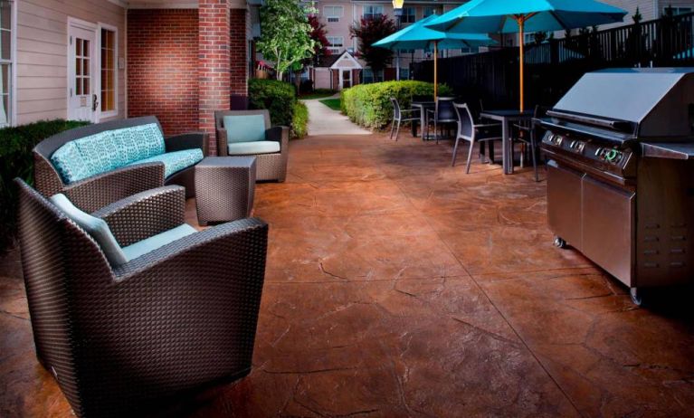 Sonesta ES Suites Birmingham Homewood’s patio has barbecue facilities in addition to a mix of armchair and sofa seating, and shaded tables and chairs.