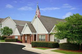 The hotel’s exterior has a fluttering USA flag, and pleasant, well-kept greenery.