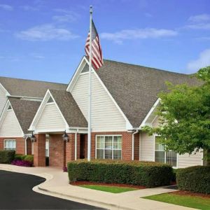 The hotel’s exterior has a fluttering USA flag, and pleasant, well-kept greenery.