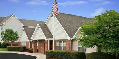 The hotel’s exterior has a fluttering USA flag, and pleasant, well-kept greenery.