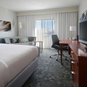 Delux king room at Sonesta Select Dallas Central Expressway.