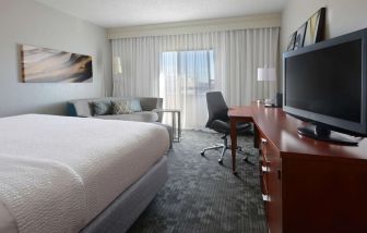 Delux king room at Sonesta Select Dallas Central Expressway.