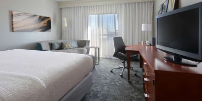 Delux king room at Sonesta Select Dallas Central Expressway.