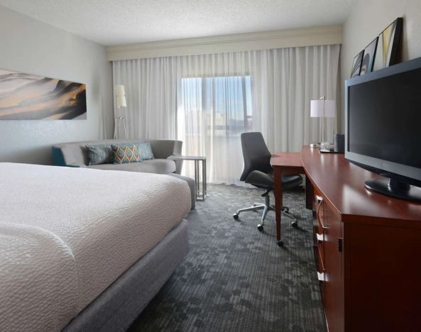 Delux king room at Sonesta Select Dallas Central Expressway.