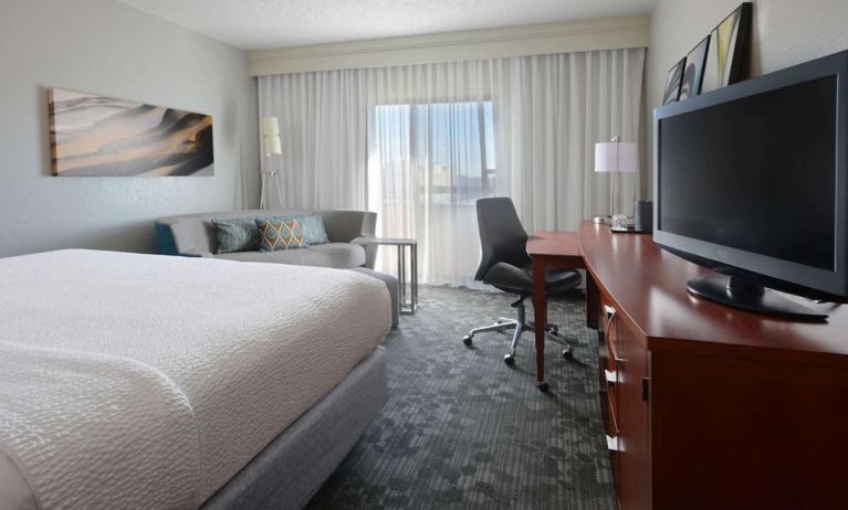 Delux king room at Sonesta Select Dallas Central Expressway.