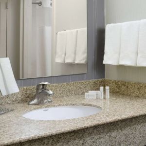 Guest bathroom at Sonesta Select Dallas Central Expressway.