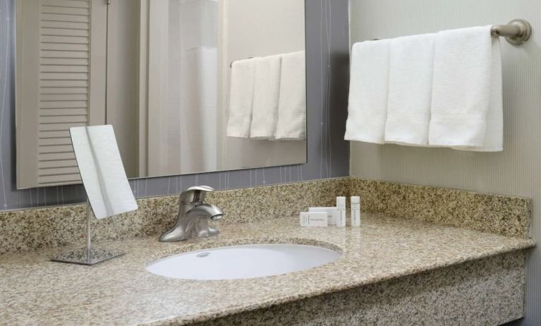 Guest bathroom at Sonesta Select Dallas Central Expressway.