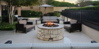 Fire pit at Sonesta Select Dallas Central Expressway.