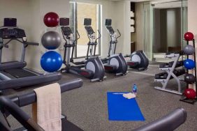 The fitness center in Sonesta Bee Cave Austin offers both free weights and various exercise machines, in addition to gym balls.