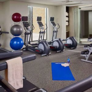 The fitness center in Sonesta Bee Cave Austin offers both free weights and various exercise machines, in addition to gym balls.