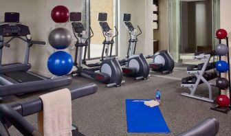 The fitness center in Sonesta Bee Cave Austin offers both free weights and various exercise machines, in addition to gym balls.