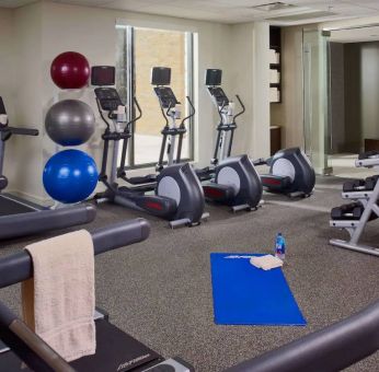 The fitness center in Sonesta Bee Cave Austin offers both free weights and various exercise machines, in addition to gym balls.