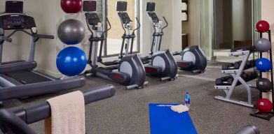 The fitness center in Sonesta Bee Cave Austin offers both free weights and various exercise machines, in addition to gym balls.