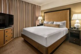 Double bed guest room in Sonesta Suites Scottsdale Gainey Ranch, featuring window, bedside lamps, and television.