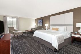 King room at Sonesta Atlanta Northwest Galleria.