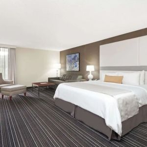 King room at Sonesta Atlanta Northwest Galleria.