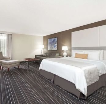 King room at Sonesta Atlanta Northwest Galleria.