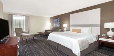 King room at Sonesta Atlanta Northwest Galleria.