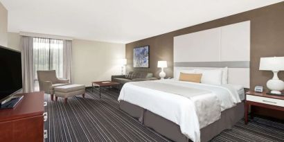 King room at Sonesta Atlanta Northwest Galleria.