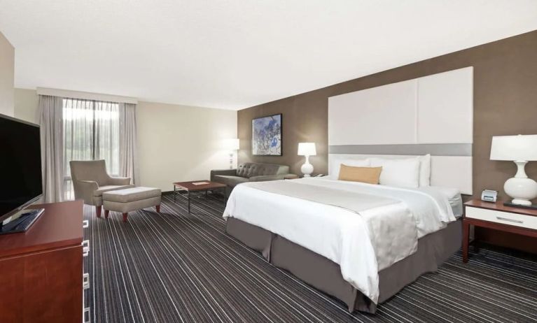 King room at Sonesta Atlanta Northwest Galleria.