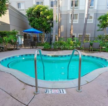 Outdoor pool area at Sonesta Anaheim Resort Area.