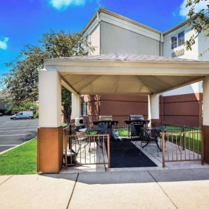 Sonesta Simply Suites St Louis Earth City’s gazebo provides tables and chairs alongside barbecue facilities, all under cover.