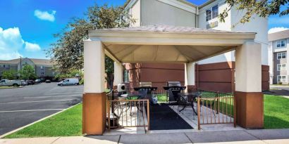 Sonesta Simply Suites St Louis Earth City’s gazebo provides tables and chairs alongside barbecue facilities, all under cover.