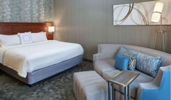 King room at Sonesta Select Milwaukee Brookfield.