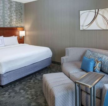 King room at Sonesta Select Milwaukee Brookfield.