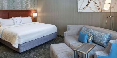 King room at Sonesta Select Milwaukee Brookfield.